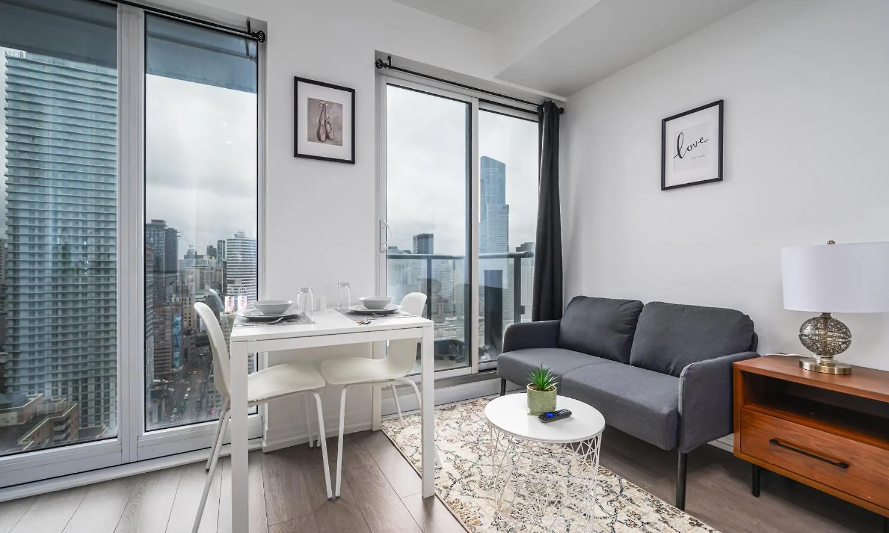 Toronto Garden Suites 0*,