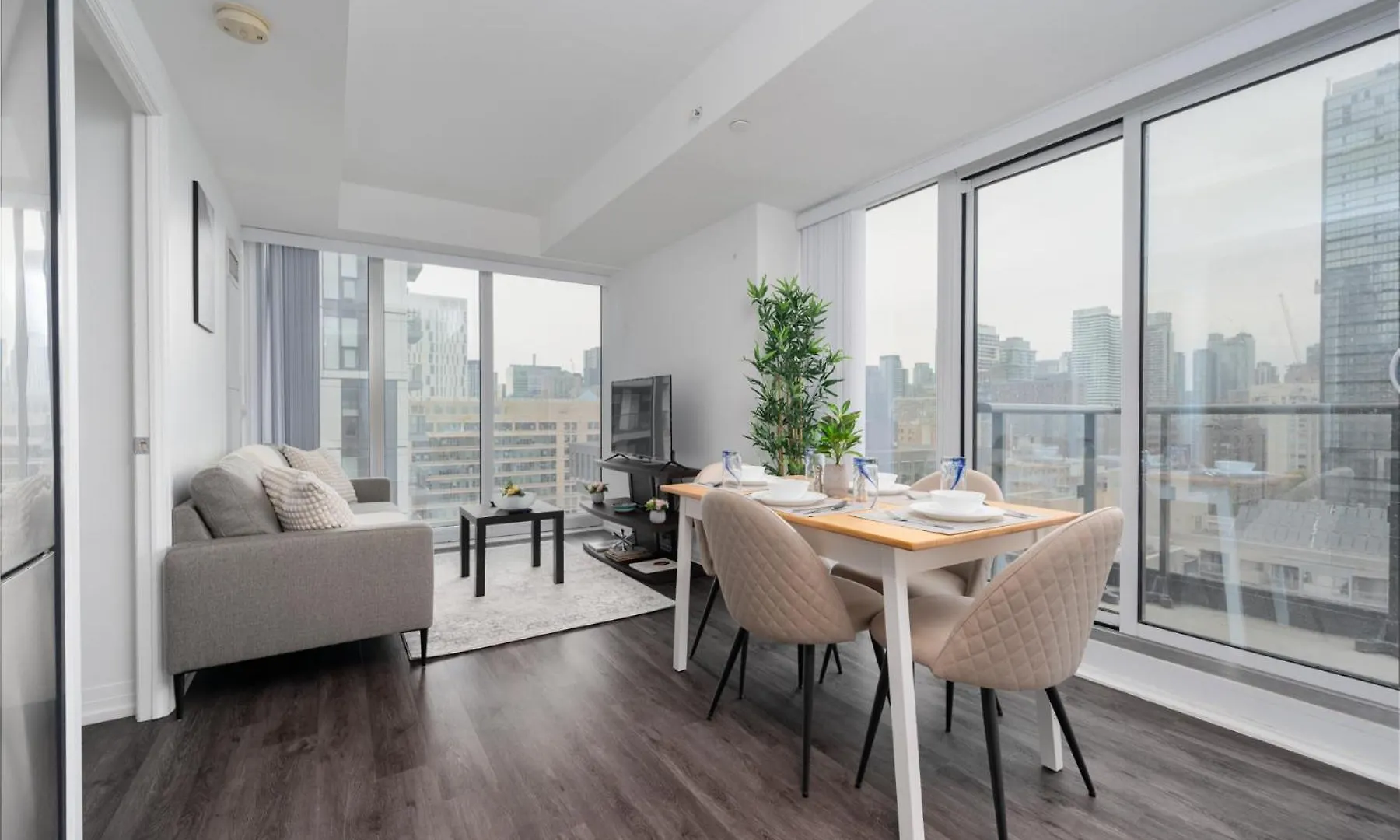 Toronto Garden Suites 0*,