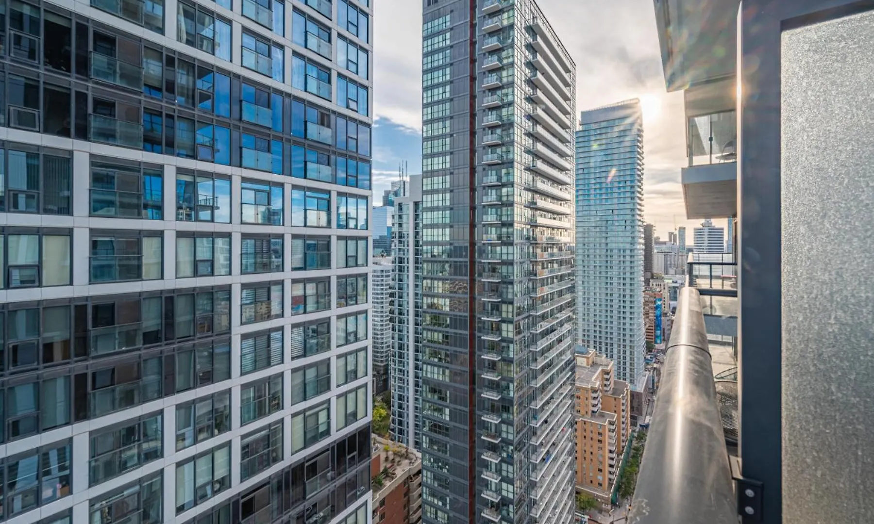 Toronto Garden Suites 0*,