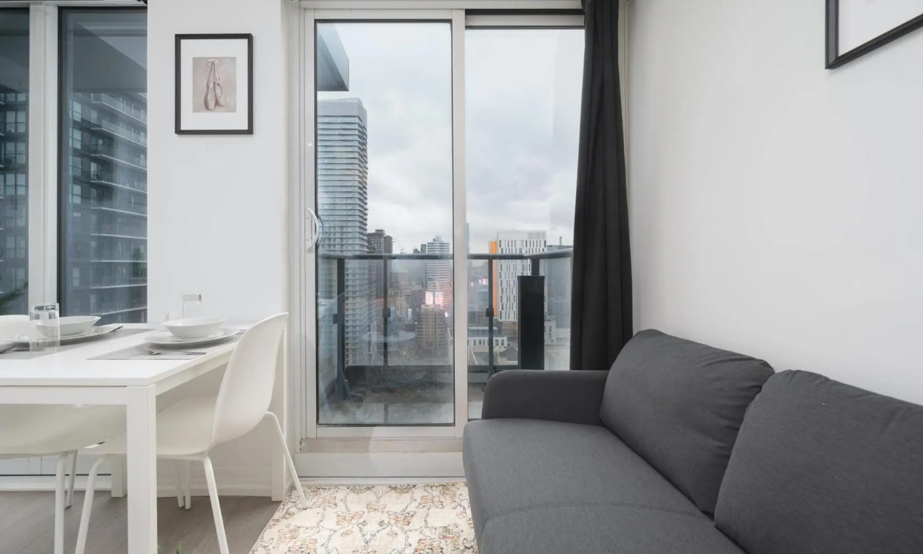 Toronto Garden Suites 0*,