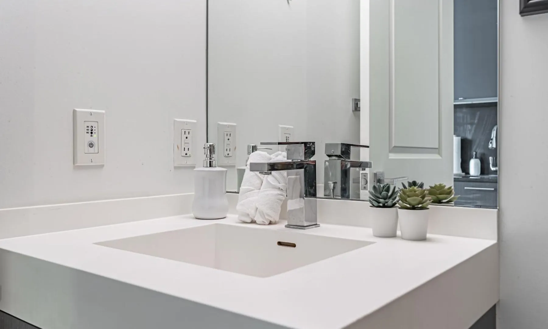 Toronto Garden Suites 0*,